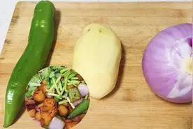 1个土豆1个洋葱1个青椒锅里一倒，简单又美味，一上桌就抢光了