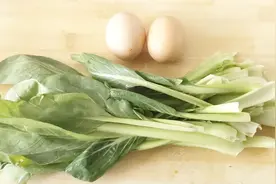 别用西红柿炒鸡蛋了，教你用油菜炒鸡蛋，这样做比肉好吃，太香了视频封面