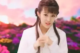 美女刚醒来，不料看到一只带翅膀的老虎被召唤出来，竟吓昏了视频封面