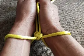 反扒队常用的一种临时“手铐结”加强型打法，据说越挣扎锁得越紧视频封面