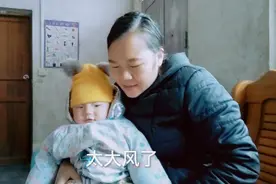 宝妈整天抱着彬彬太累，今天买了个抱娃神器，解放双手。视频封面