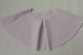 两剪刀就裁剪出来一件漂亮的披风！是不是太简单了！视频封面