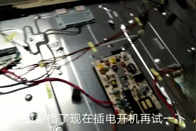 海尔55寸液晶屏幕出现很多黑影，小伙技术娴熟，很容易就搞定了视频封面