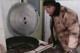 狗狗看到厨房着火了，急忙跑出去找到主人…