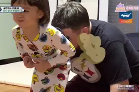 威廉故意朝sam阿爸脸上放屁！这孩子越来越调皮了视频封面