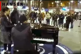 翰森钢琴：男子在街头弹奏钢琴！一女生突然唱起和声！满分！高能视频封面