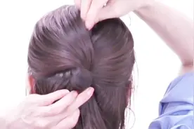 中年女人，穿裙子就这样扎头发，女人味十足