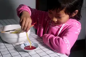 沐瑶爸爸自制家庭版炸薯条，软软脆脆，酸酸甜甜的，沐瑶都吃光了