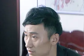 警官礼貌地请问您是哪位，戴帽男却拿出名片，不怎么礼貌吧视频封面