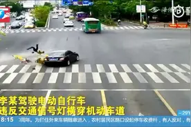 外卖员不看信号灯，直接冲上马路，被轿车撞翻当场死亡！视频封面