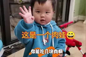 双胞胎太搞笑！拿着空碗要吃肉，最后饿了，彼此喂对方喝青菜粥！视频封面