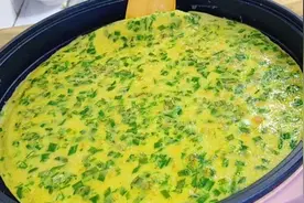 韭菜鸡蛋饼这样做，掌握窍门，柔软劲道凉了都不硬，太好吃了