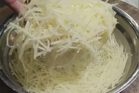 大厨教你切土豆丝的绝招，切出的土豆丝细入毛发，新手也一看就会