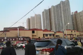 咸阳被高楼包围的城中村，大型超市菜市齐全方便，200元租房便宜