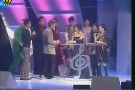 当年宋慧乔为陈冠希颁奖，在帅气的冠希哥面前，宋慧乔满脸娇羞啊视频封面