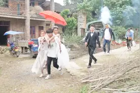 湖南农村一姑娘出嫁，姐弟情深，还在上高中的弟弟背着她出门视频封面