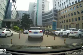 孝感中心医院内交通繁忙 车位难求！视频封面