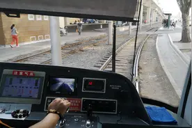 长春的有轨电车，坐的人好多视频封面