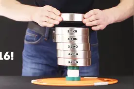 捏碎一颗鸡蛋需要多大劲？用3.2千克铁饼实验，有趣的现象发生了视频封面