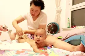 小孔宝肚子贴了膏药不能洗澡，妈妈用布子给擦一下，这样就舒服了
