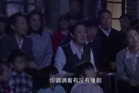 村里出来了第一台电视机，全村人都聚在一起看电视，兴奋的不得了视频封面