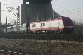 泰州开往北京的T216次通过南仓站，回送机车故障的DF11G返回北京视频封面