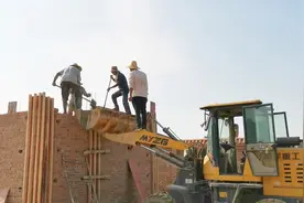 实拍农村浇筑混凝土，农民工烈日下工作，为啥一天才挣100元钱？视频封面