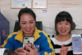 在汉堡店上班，可乐妹跟表姐预支工资1000，她二话没说爽快的转账