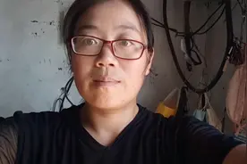 好多蜜蜂聚在巢门口拼命扇翅膀，到底发生了什么事儿？视频封面