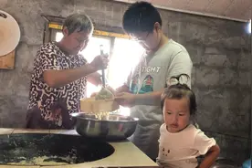 老妈做米豆腐（凉虾），放入番茄汤和辣椒搅拌，能吃三大碗