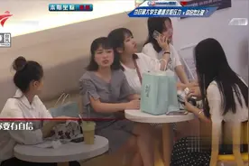 女大学生求职失败餐厅痛哭，热心女孩细声安慰：是他们没眼光