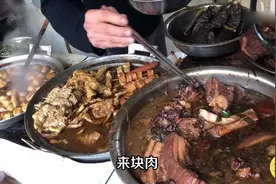 山东大叔做五花肉30年，一片肉10元，顾客早7点就来，配米饭真香