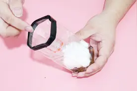 家里有蟑螂不要用脚踩，只需一个塑料瓶，来一只抓一只，效果真棒视频封面