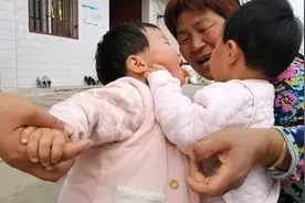 城里待不住，非要回农村，回去秒变红人，哥哥争着抱，妹妹使劲亲视频封面