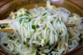 5分钟就能搞定的韭菜鸡蛋浓汤面，简单又好吃，值得收藏！