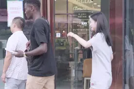 两个小姐姐围堵外国小哥哥要微信，心疼小哥哥视频封面