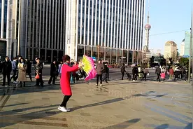 上海东方明珠下阿姨又唱又跳生活幸福快乐视频封面
