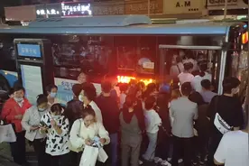 聚焦兰州最晚公交车144，晚上十点多，九州人民的最晚班车，爆满视频封面