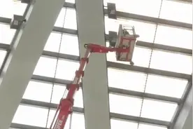 高铁站候车厅的高空照明灯是怎样更换的？视频封面