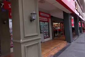 实拍上海浦东康桥半岛商业街部分街景，天太冷，街上人不多。视频封面