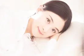 继赵丽颖结婚后，好闺蜜张含韵被曝也领证了，老公是大长腿的他？视频封面