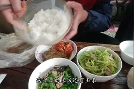 到顾客楼下，顾客退餐了，商家:拿回去吃吧，便宜了外卖小哥