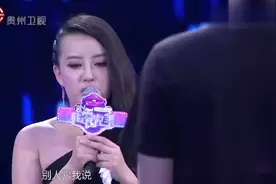 坚强女生单膝下跪告白，男生心疼扶起：以后不要再给别的男人下跪