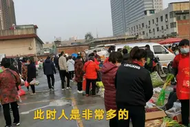 一线城市郑州，城中心居然有一个露天菜市场，好像农村赶集的场景视频封面