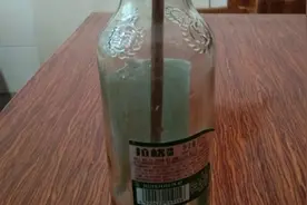 一根筷子放入酒瓶当中，手不接触瓶子把筷子取出来，有几种方法