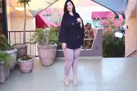 秋季穿搭-深蓝色斗篷上衣搭配粉色裤子，胖妹子这样穿很气质！视频封面