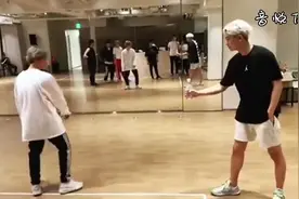 EXO世勋更新INS视频 俩兄弟玩踢瓶盖挑战玩嗨了！