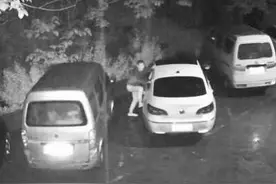 3天40余辆车深夜被撬 警方抓获4名犯罪嫌疑人视频封面