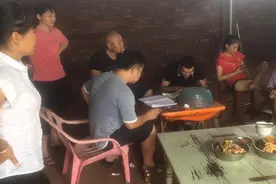 厂里淡季马上放大假，今天老板发工资，请全厂员工在厂里聚餐吃饭视频封面