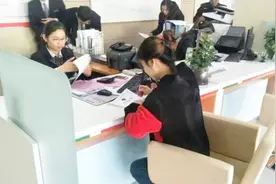 银行卡要改预留手机号，必须本人去柜台办理么？原来可以这么做视频封面